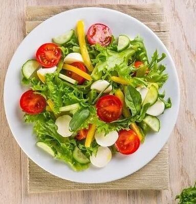 L'une des options pour un régime de sarrasin pendant un mois comprend l'utilisation de salades de légumes