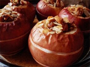 La pomme au four avec des fruits secs est un dessert dans le menu diététique après l'ablation de la vésicule biliaire