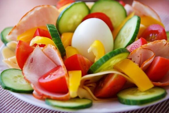 Salade de légumes au menu diététique œuf-orange pour perdre du poids