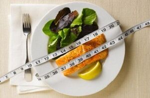 Poisson avec salade pour perdre du poids avec un régime protéiné