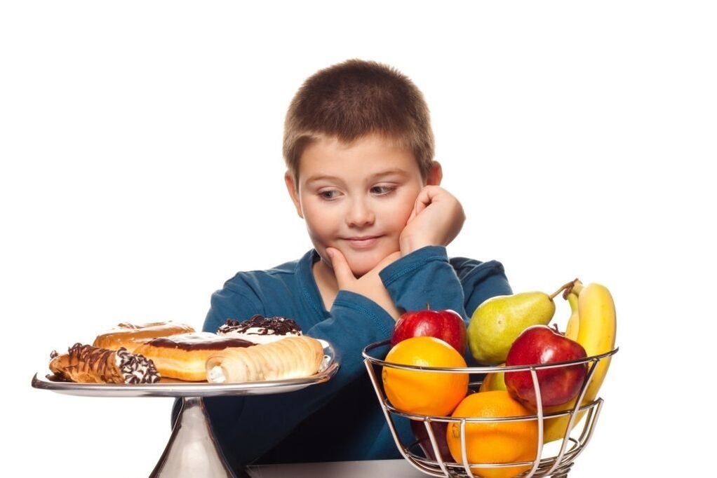 Éliminer les aliments sucrés malsains de l’alimentation d’un enfant en faveur des fruits